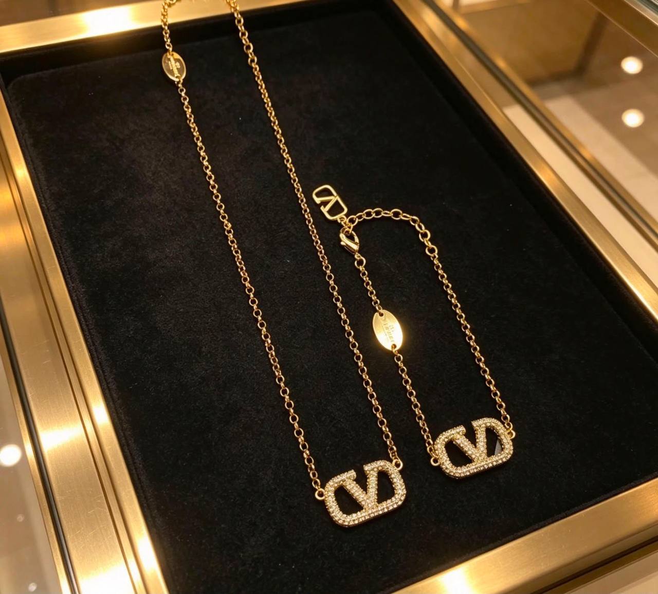 VALENTINO
Necklace & Bracelet 
*MASTER*🍁
With normal box 🎁
100 dhs🇦🇪🇦🇪

With master box🎁
120 dhs🇦🇪🇦🇪

Zain263
♥️♥️♥️