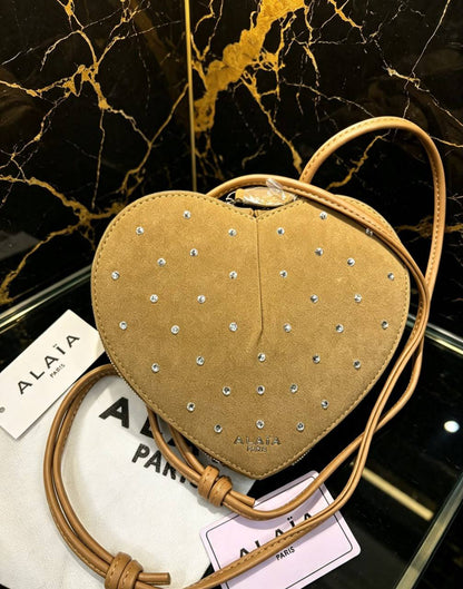 Alaia
100 dhs🇦🇪🇦🇪
Size:21*18
With box

Zain07
♥️♥️♥️