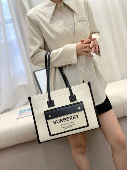 BURBERRY
 NEW CAME GOOD QUALITY 
110 dhs🌺

Zain39
♥️♥️♥️