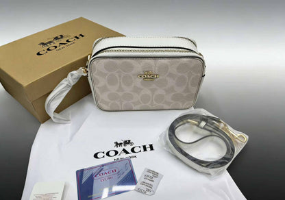 Coach

90 dhs💓

with box
🎁🎁🎁

Size:20*7*13

Zain07
♥️♥️♥️
