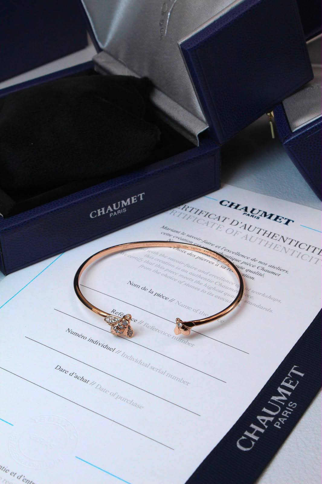 CHAUMET
* ⁠↗️ *Super Master Quality ®️
* BEE DE CHAUMET  Set
* ⁠PENDANT , EARINGS 
* ⁠BANGLE 
Champn Gold Color
Necklace 90 dhs✅
earings   90 dhs✅
Bangle 90 dhs✅
Full set 

*270 dhs✅* with *Normal* Box
*350 dhs✅* with *Orignal* Packaging

Zain209
♥️♥️♥️