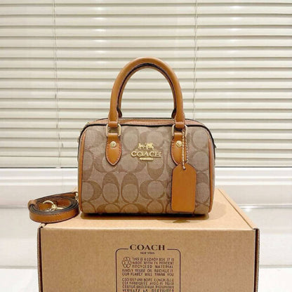 COACH 
GOOD QUALITY 
WITH BOX 
95 dhs✅
SIZE: 18cm

Zain39
♥️♥️♥️