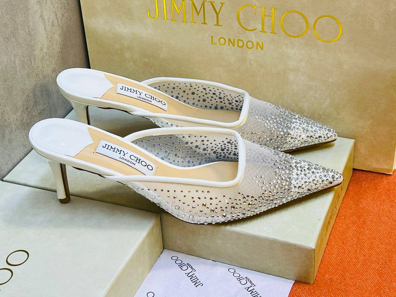 JIMMY CHOO  
MASTER QUALITY 
SIZE 36-41 AVAILABLE 
230 dhs✅

Zain88
♥️♥️♥️
