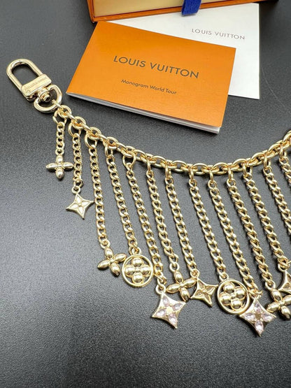 Louis Vuitton 🦋*
Bag charms ❤️‍🔥
Master quality 💯
With normal boxes 📦 
55 dhs🪙🌨️
With master box 🗃️ 
70 dhs🪙🌨️

Zain216
♥️♥️♥️