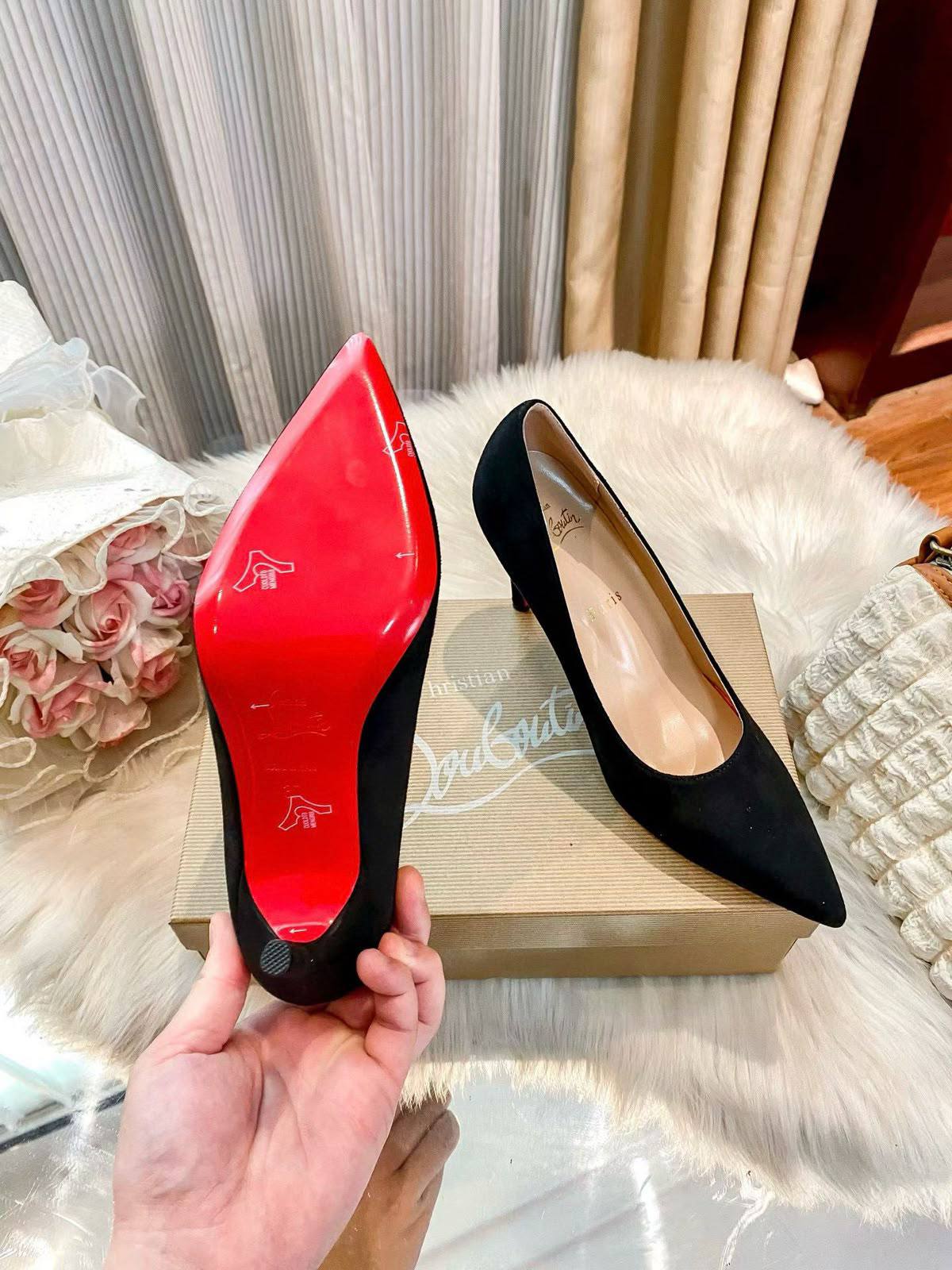 Loubotin Heels

Size 36-41
150 dhs🇦🇪🇦🇪

Zain183
♥️♥️♥️