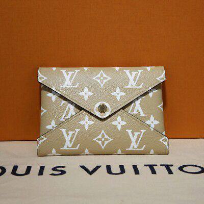 LV
Pouch 
     Good Quality 
230 dhs🗽

Zain131
♥️♥️♥️