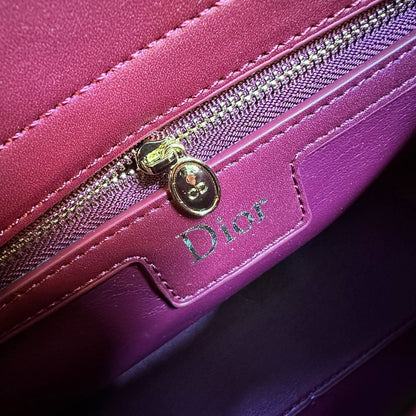 DIOR
GOOD QUALITY
110 dhs✅

Zain39
♥️♥️♥️