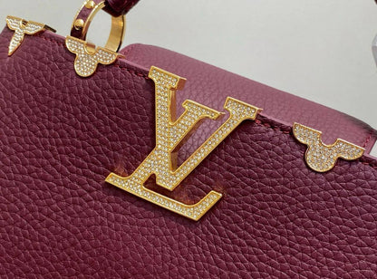 LV
 HIGH QUALITY 
WITH BOX 🎁
140 dhs✅

Zain295
♥️♥️♥️