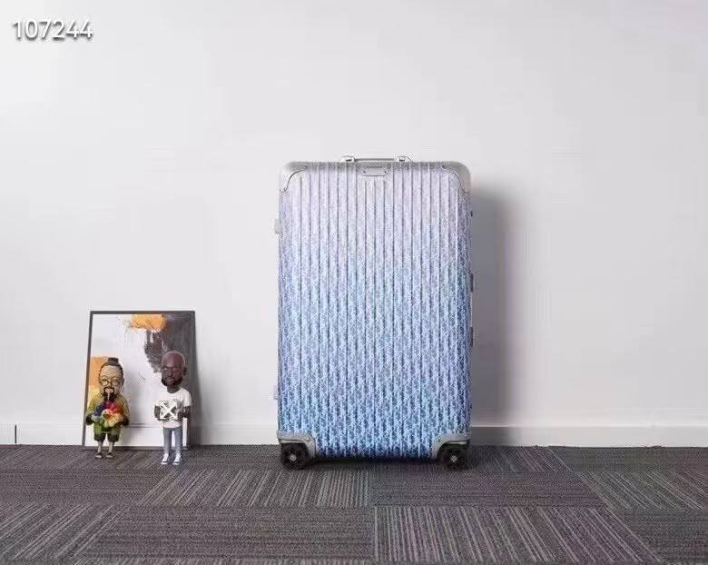Dior Trunk 
Master quality 💓💓
2100 dhs✅✅

Zain341
♥️♥️♥️