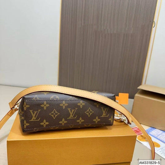LV

Small 
90 dhs🪙🌨️
size 21×8×17cm

Big
95 dhs🪙🌨️
size 30×10×25cm
with box
🎁🎁🎁

Zain23
♥️♥️♥️