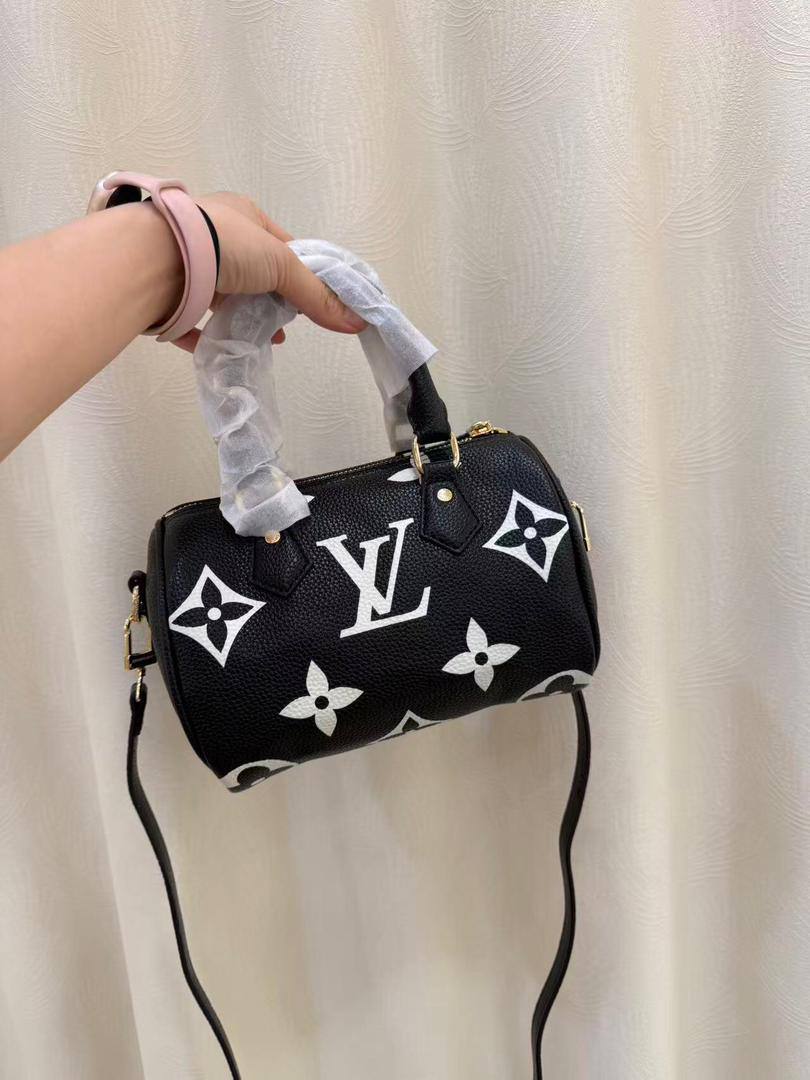 LV

90 dhs🇦🇪🇦🇪

with box
size 20×12×14cm

Zain213
♥️♥️♥️