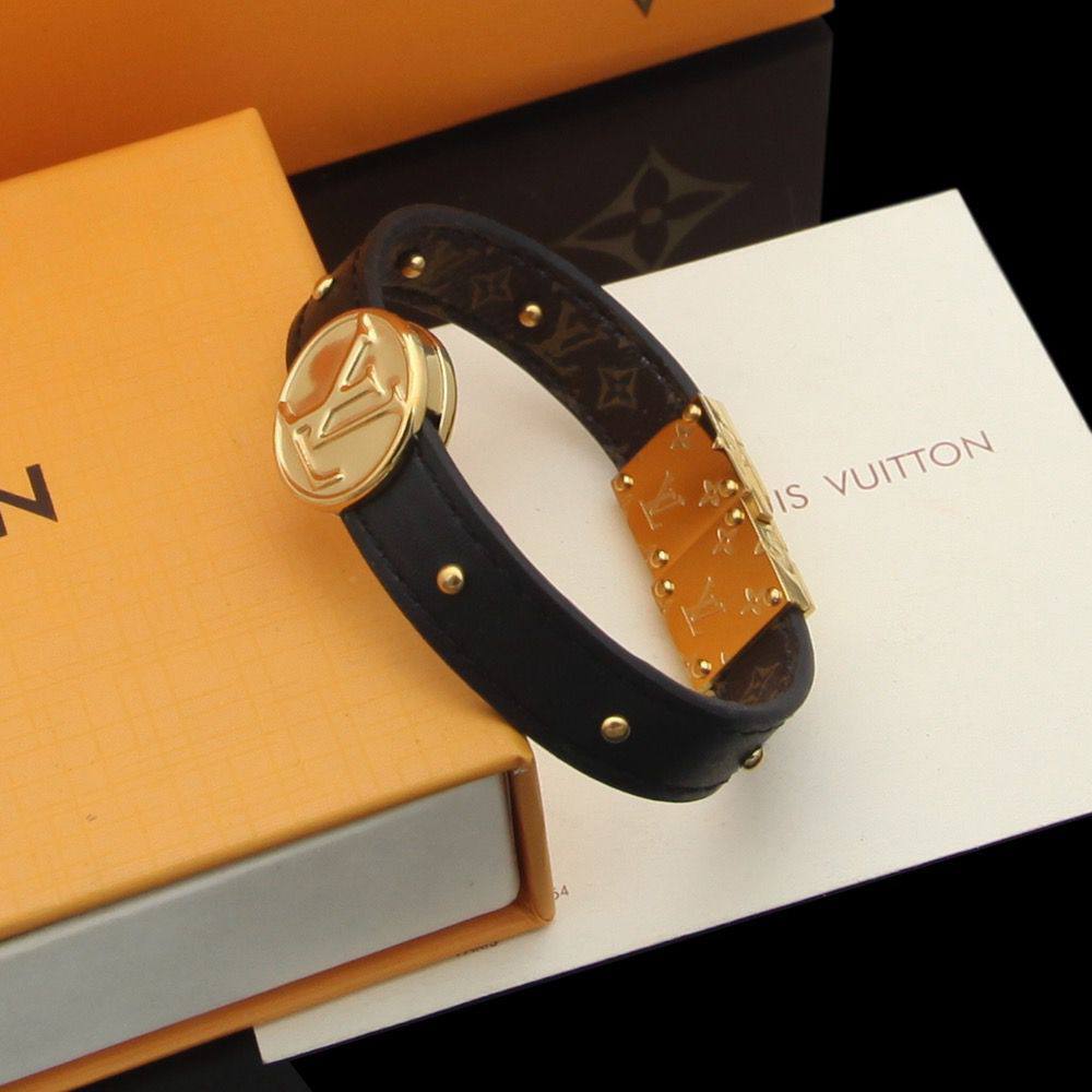 LV MASTER 
✨💫
BRACELET LEATHER
55 DHS✅ ⭐
WITH BOX AND PAPER BAG 🎁🛍️

Zain89
♥️♥️♥️