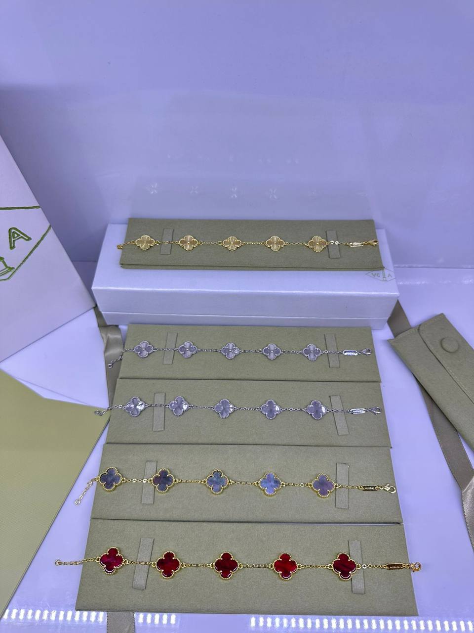 VCA ❤️‍🔥*
Stainless steel 💯
Bracelet 🐦‍🔥
With black boxes 📦 
20 dhs🪙🌨️
With normal boxes 🗃️ 
30 dhs🪙🌨️

Zain216
♥️♥️♥️