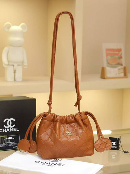 Chanel
❤️
95 dhs✅
Good  quality

Size：22cm
with  box
🎁🎁🎁

Zain74
♥️♥️♥️