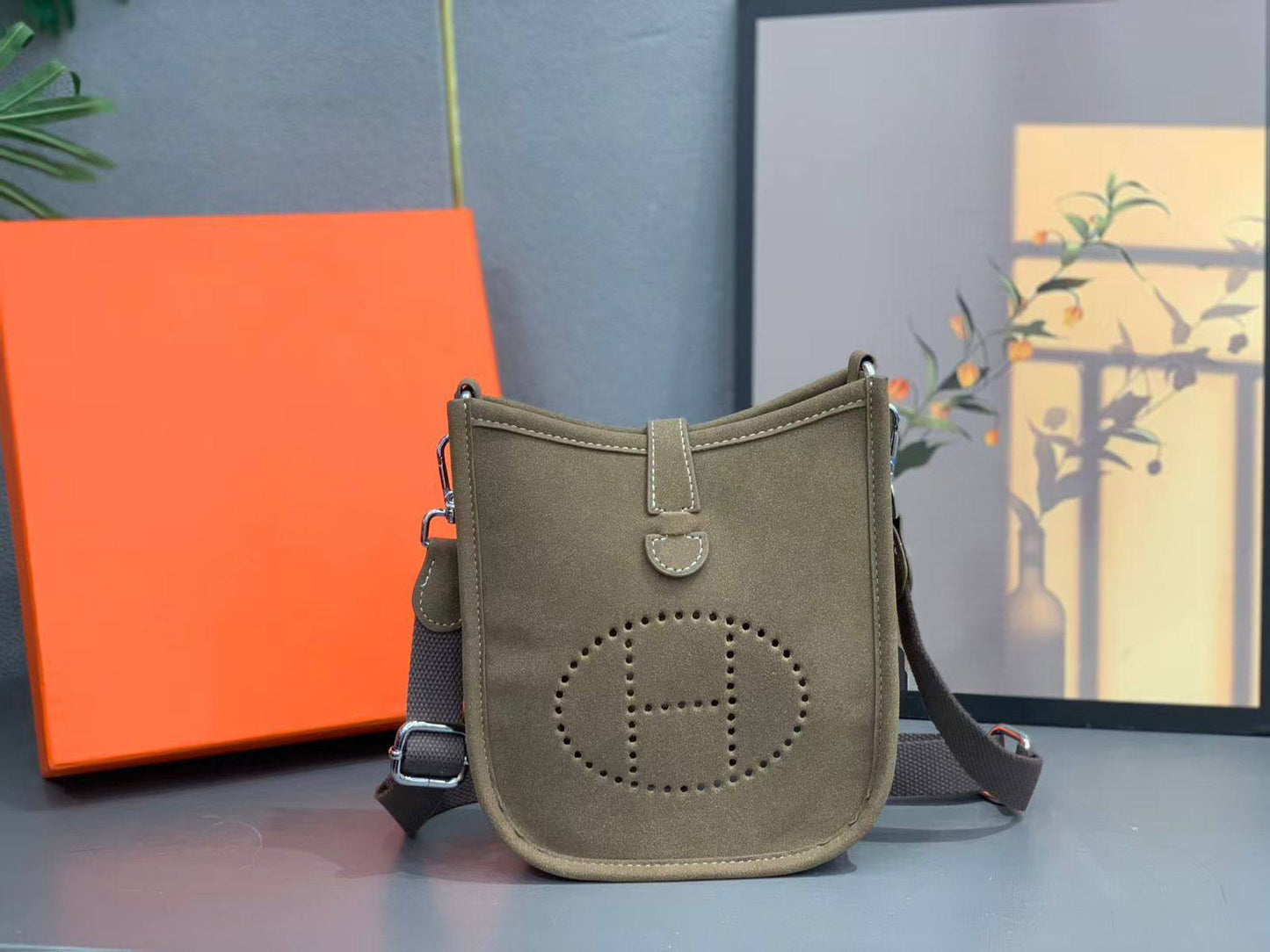 HERMES
SIZE  ………18CM 🥰
85 dhs🌺

with BOX😊
🎁🎁🎁

Zain244
♥️♥️♥️