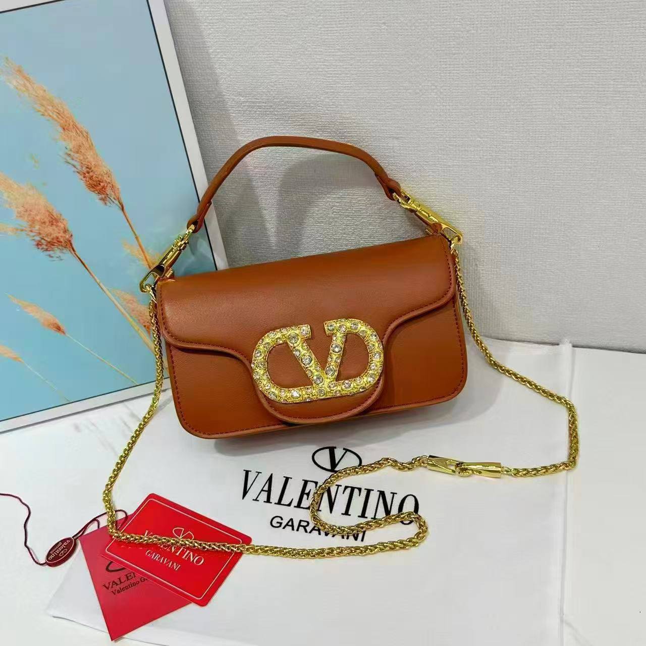 VALENTINO
 HIGH QUALITY
 WITH BOX 
🎁🎁🎁

130 dhs✅
Size:20cm

Zain39
♥️♥️♥️