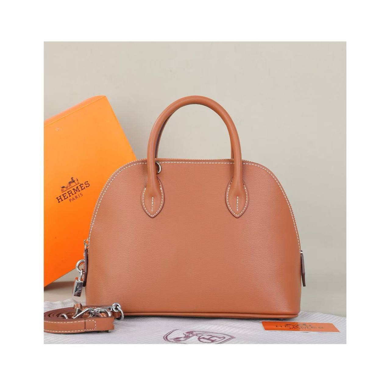 HERMES 
BIG SIZE GOOD QUALITY *WITH BOX 🎁

110 dhs✅

Zain39
♥️♥️♥️