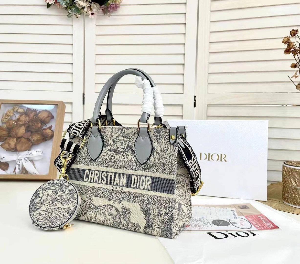 Dior 

Good Quality

With Box 🎁🎁🎁

110 dhs🇦🇪

Zain250
♥️♥️♥️