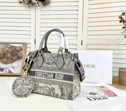 Dior 

Good Quality

With Box 🎁🎁🎁

110 dhs🇦🇪

Zain250
♥️♥️♥️
