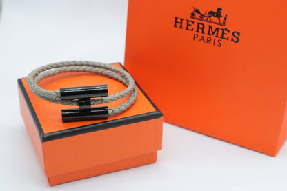 Bracelet 
55 dhs💓
+Box and paper bag🎁

Zain33
♥️♥️♥️