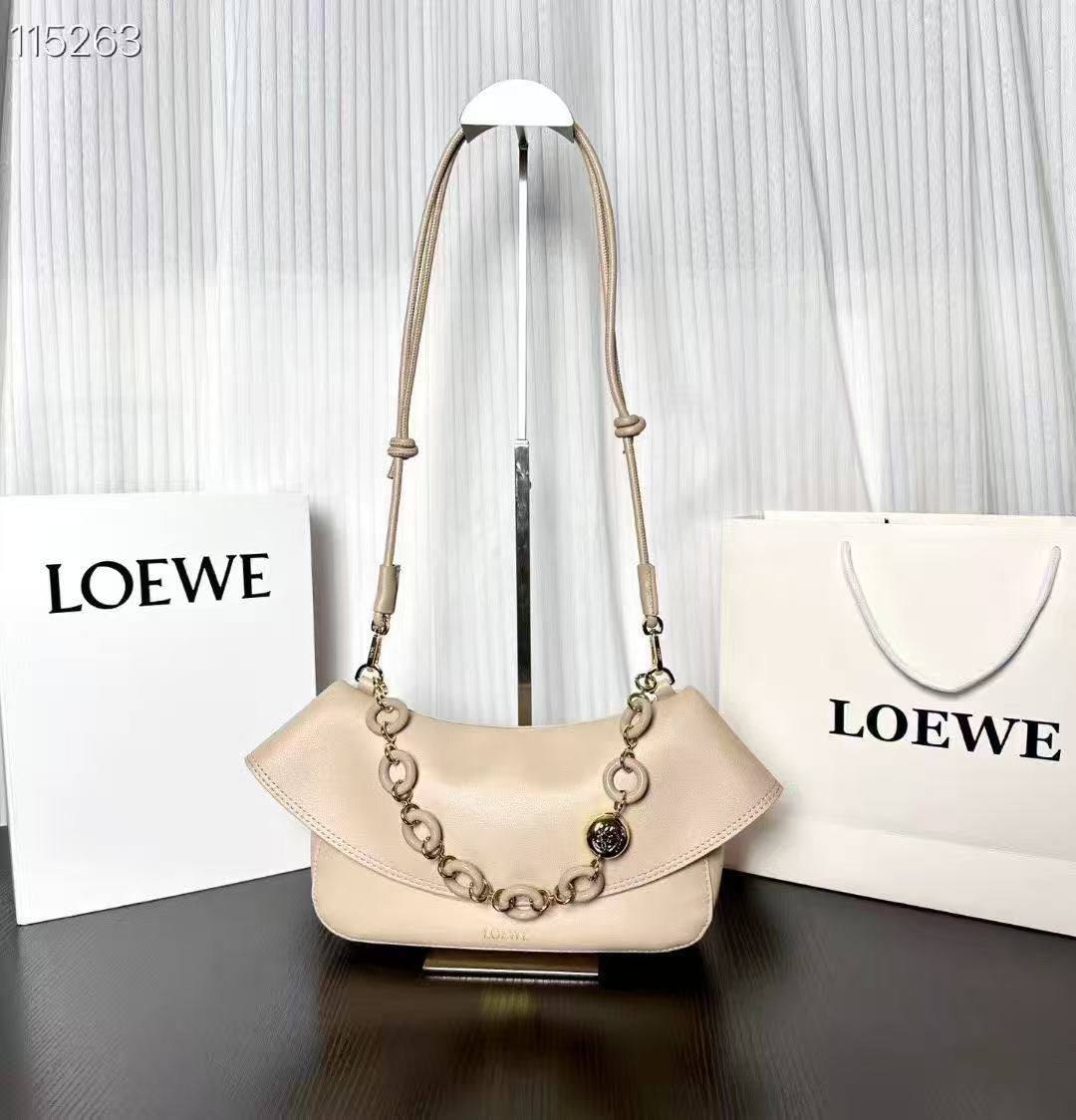 Loewe 
Master
280 dhs✅

Zain153
♥️♥️♥️