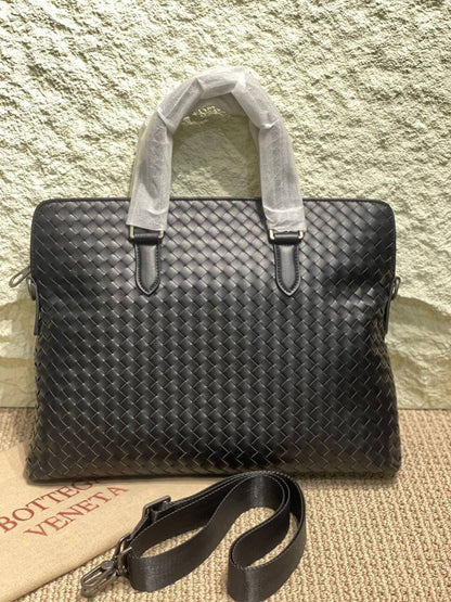 BOTTEGA VENETA
*Laptop Bag*
*Master Quality*
550 dhs✅

Zain179
♥️♥️♥️