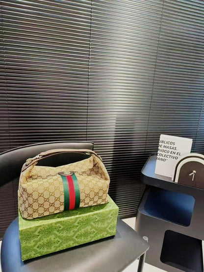 Gucci
 115 dhs❤️ 

with box
🎁🎁🎁

Zain235
♥️♥️♥️
