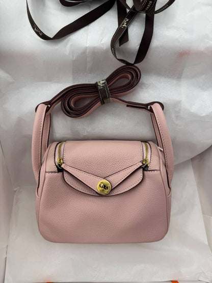 Hermes Lindy 

19Cm 
With Box
300 dhs🇦🇪🇦🇪

Zain131
♥️♥️♥️