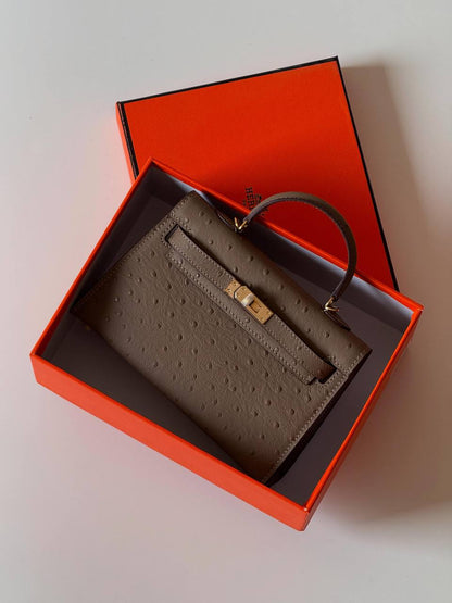 Hermes minikelly ostrich 21cm💕master quality😍with box❤️
350 dhs🪙💕

Zain52
♥️♥️♥️