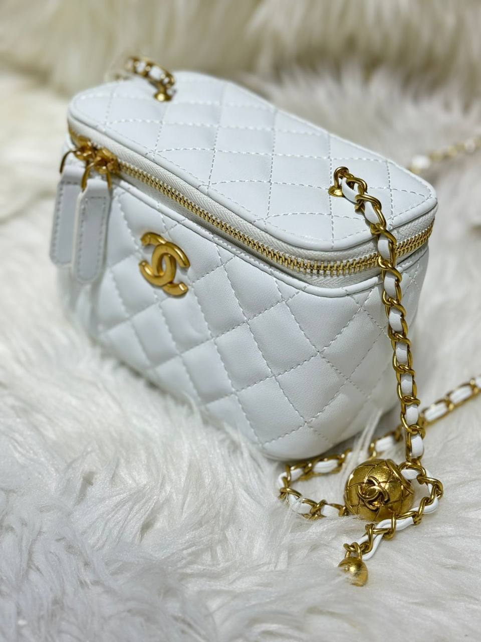 Chanel 
good quality, 
comes with box,  
🎁🎁🎁

size...19* 10  cm 
100 dhs💓

Zain12
♥️♥️♥️