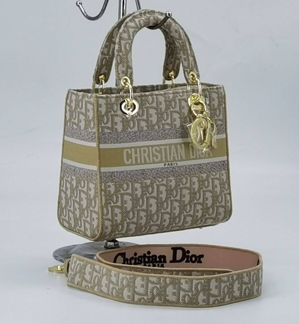 Dior

High quality

115 dhs❤️

with box
🎁🎁🎁

Zain136
♥️♥️♥️