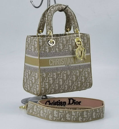 Dior

High quality

115 dhs❤️

with box
🎁🎁🎁

Zain136
♥️♥️♥️