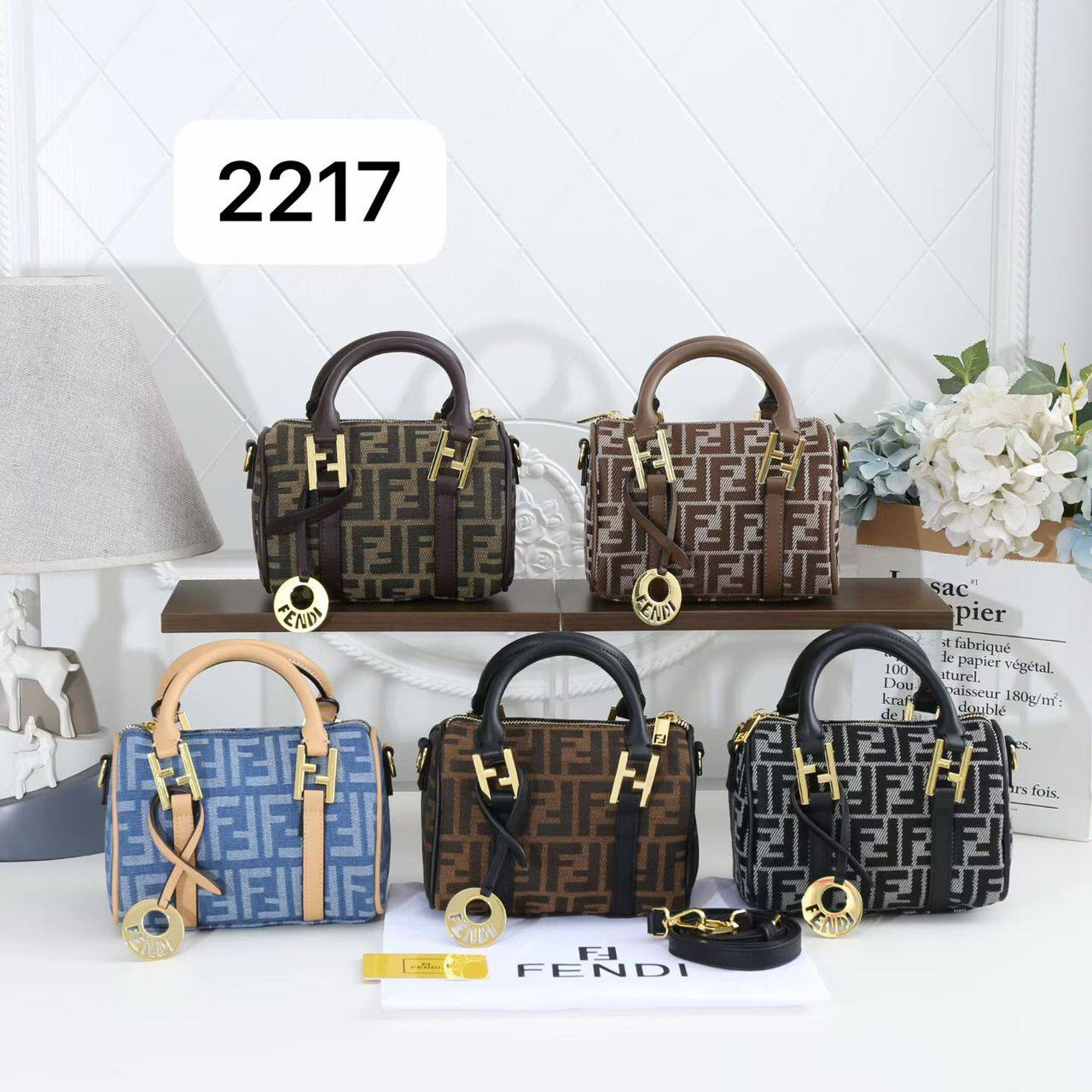 Fendi
100 dhs🌺
SIZE：22cm
Good-quality 

with box🎁🎁🎁

Zain35
♥️♥️♥️