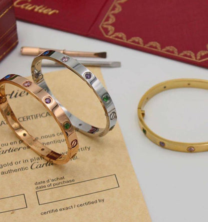 Cartier Love 💥*
Bangle ✨
Size available 16,18,19
Master quality 💯
With normal boxes 📦 
45 dhs💓
With master box 🗃️ 
85 dhs💓

Zain216
♥️♥️♥️