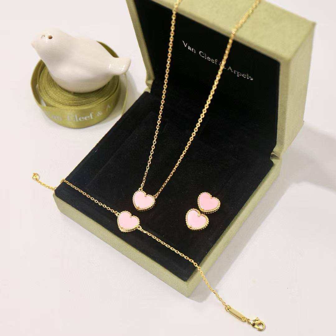 VCA SET❤️‍🔥*
Necklace 🦋
Earring🤯
Bracelet 💥
Master quality 💯
With normal boxes 📦 
110 dhs🪙💚
With master box 🗃️ 
140 dhs🪙💚

Zain216
♥️♥️♥️