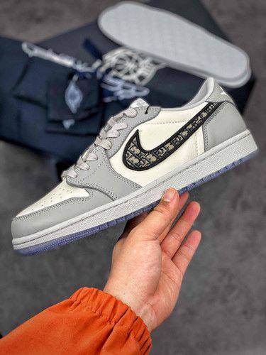 Jordan 1 Low 
36-46 Sizes 
140 dhs🪙🪙

Zain232
♥️♥️♥️