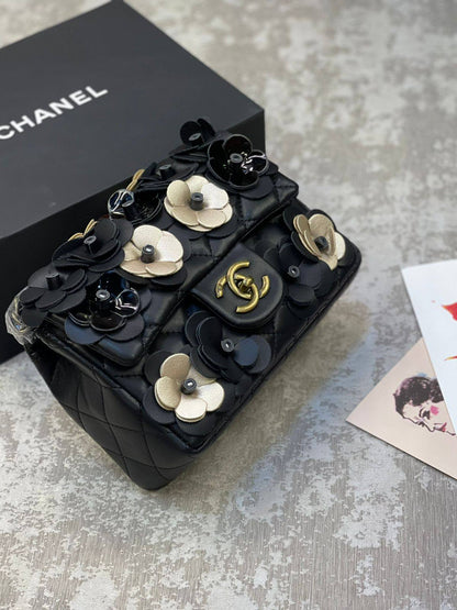 Chanel
Small size.  170 dhs🗽
Big.   Size.  180 dhs🗽

Zain175
♥️♥️♥️