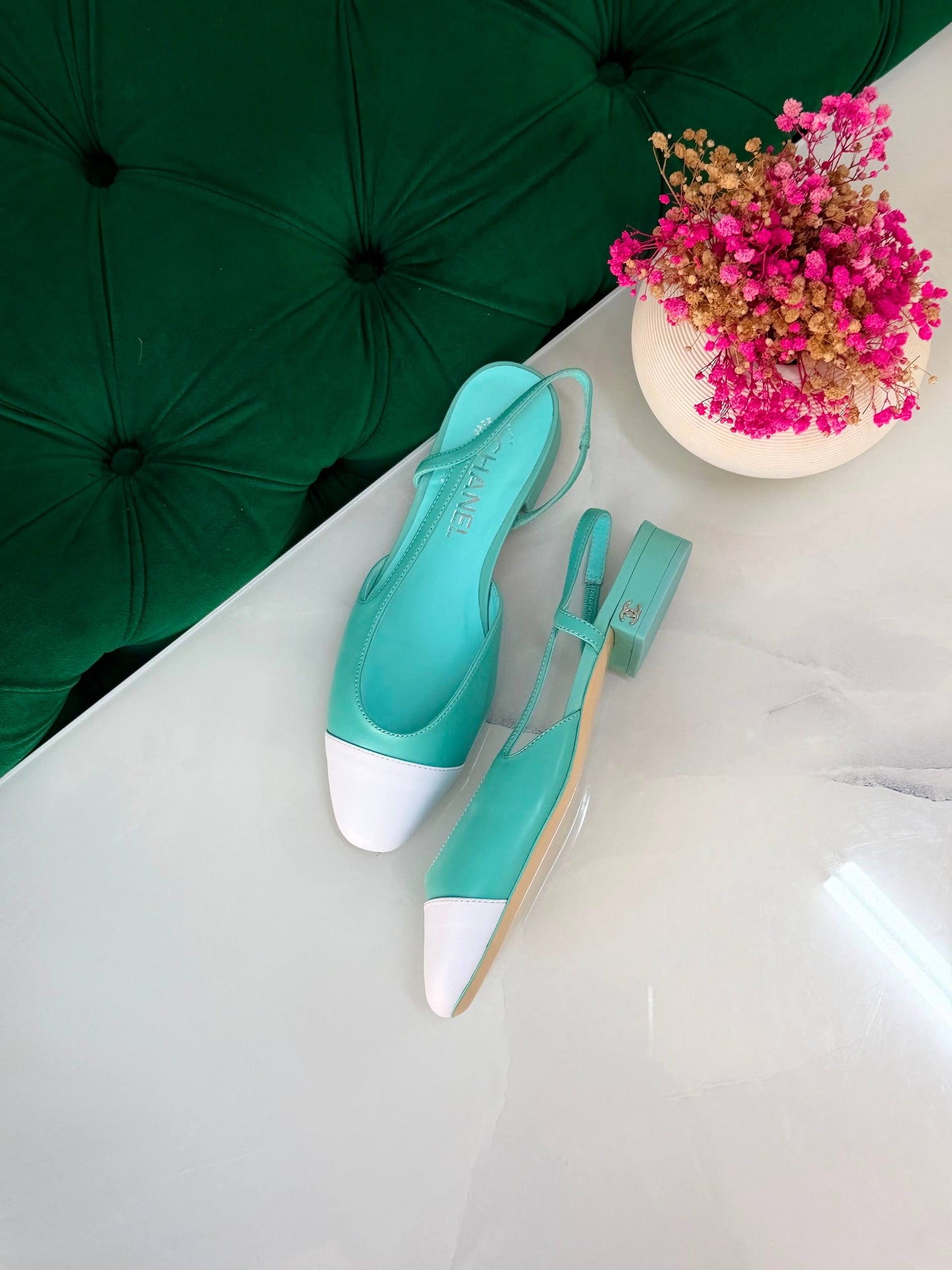 Chanel 
Vip quality 
Size:36 to 41 
450 dhs🇦🇪🇦🇪

Zain113
♥️♥️♥️