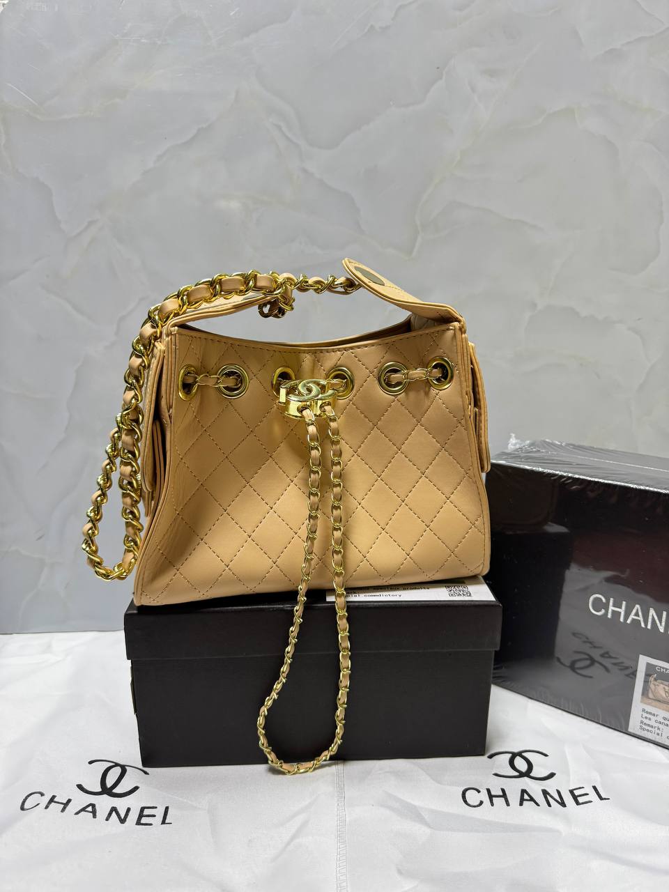 Chanel

High quality 

With box 
100 dhs🇦🇪🇦🇪

Zain136
♥️♥️♥️