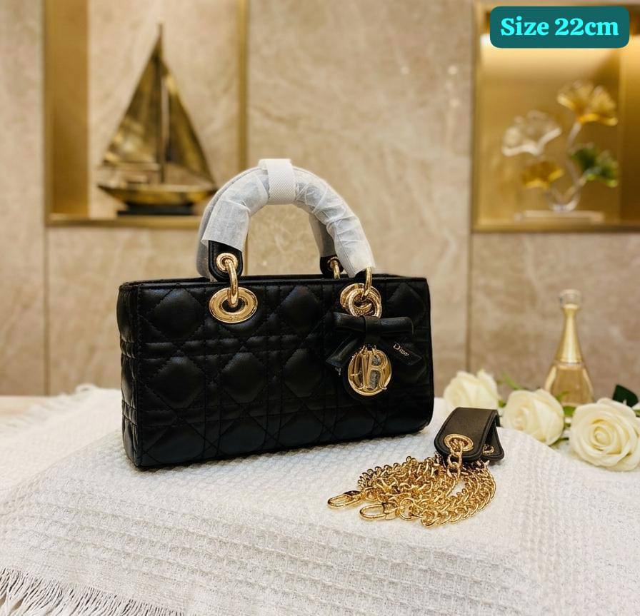 Dior
Good quality
 with box 
🎁🎁🎁

150 dhs✅

Zain186
♥️♥️♥️