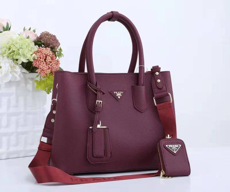 Prada 
Good Quality 
115 dhs🪙💕

Zain250
♥️♥️♥️