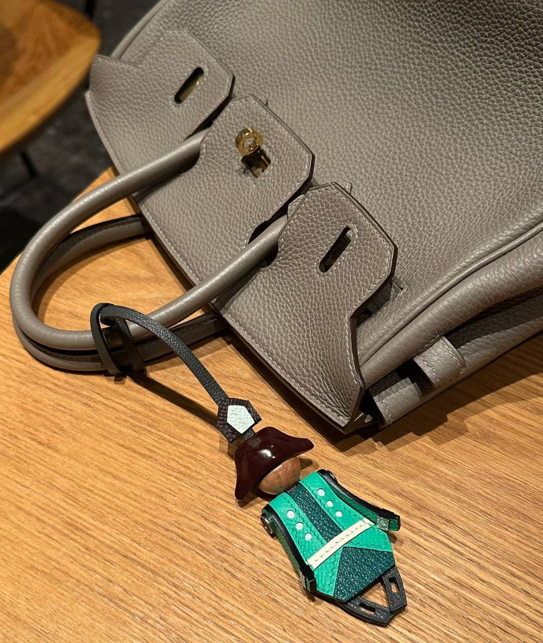 Hermes 🐎 
➡️ *Orginal* 
       *full handmade original leather*
*Artificier charm*

*320 dhs🪙* with Original *Box and Bag*🎁

Zain280
♥️♥️♥️