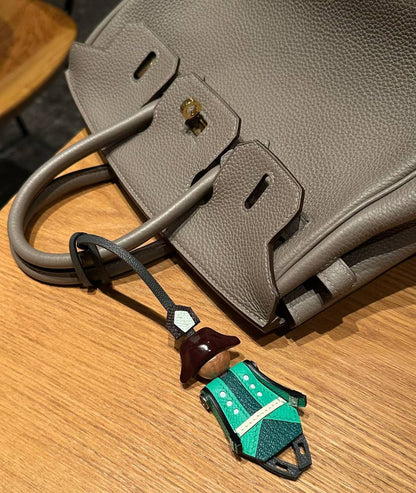 Hermes 🐎 
➡️ *Orginal* 
       *full handmade original leather*
*Artificier charm*

*320 dhs🪙* with Original *Box and Bag*🎁

Zain280
♥️♥️♥️