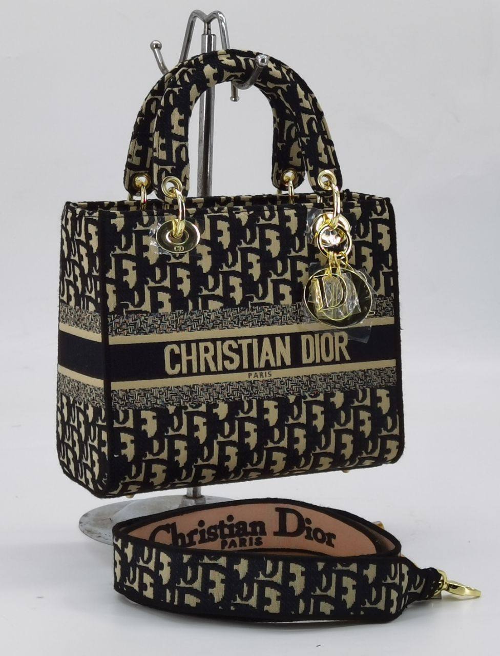 Dior

High quality

115 dhs❤️

with box
🎁🎁🎁

Zain136
♥️♥️♥️