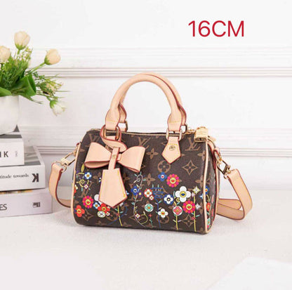 LV 
Best quality 

with box’s 
🎁🎁🎁

95 dhs✅
size 16 Cm

Zain290
♥️♥️♥️