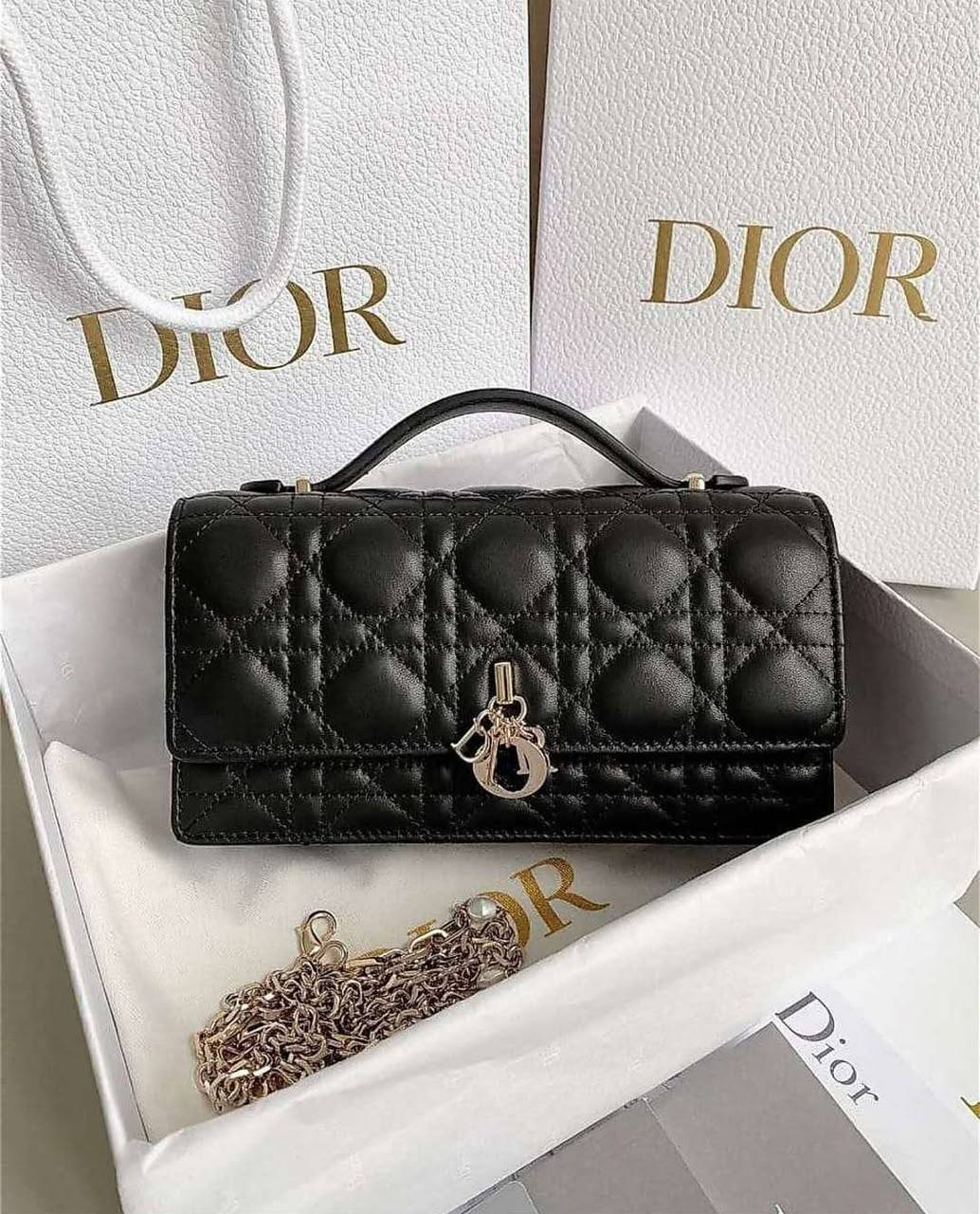 Dior
with box
110 dhs🇦🇪🇦🇪

Zain306
♥️♥️♥️