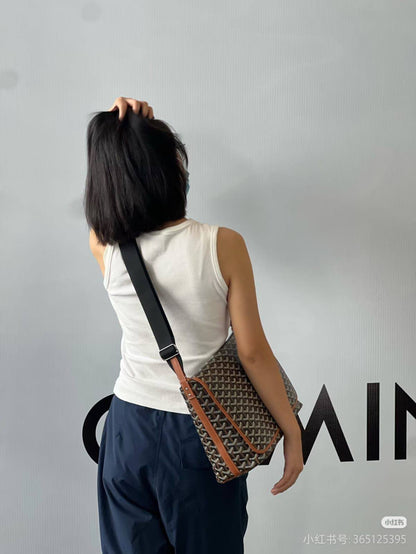 GOYARD 
With Box 
🎁🎁🎁

90 dhs❣️

Zain250
♥️♥️♥️