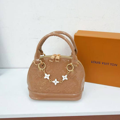 LV
Size  21×11×16.5cm
Withbox
95 dhs💛

Zain04
♥️♥️♥️