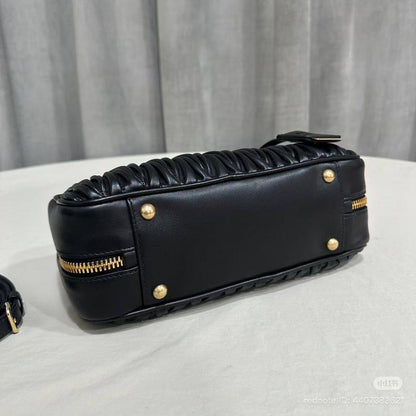 NEW🌸MIUMIU🌸
SUPER MASTER QUALITY🫶
WITH FULL PACKAGING🎁
SIZE::✨27CM✨
1450 dhs🪙💚

Zain255
♥️♥️♥️