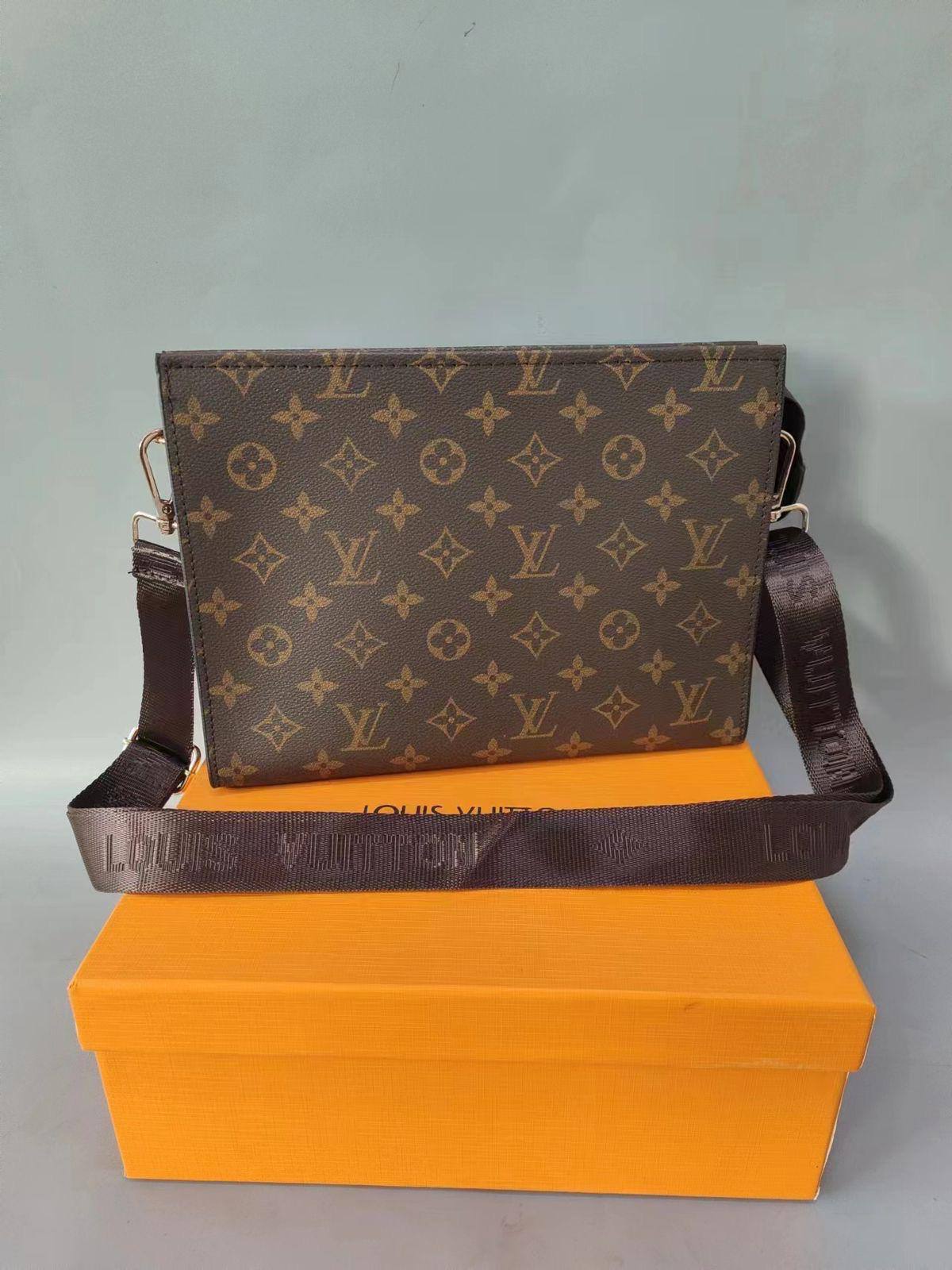 LV 
clutch with belt

Size: 26cm

With box 
🎁🎁🎁

65 dhs🗽

Zain50
♥️♥️♥️